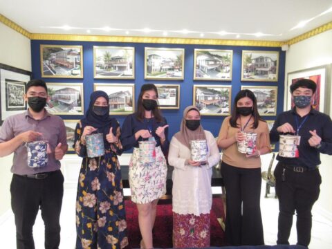 Rembawang Staff Members Receive Tiffins For Hari Raya