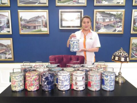 Rembawang Staff Members Receive Tiffins For Hari Raya