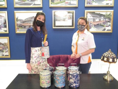 Rembawang Staff Members Receive Tiffins For Hari Raya