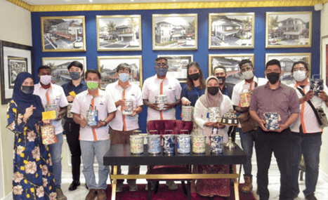 Rembawang Staff Members Receive Tiffins For Hari Raya