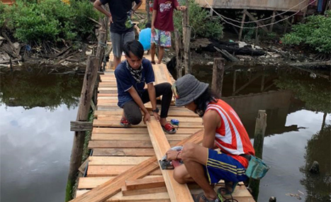 Feeding the Needy and Rembawang Connects Sandakan Folks with the Reconstruction of Three Bridges